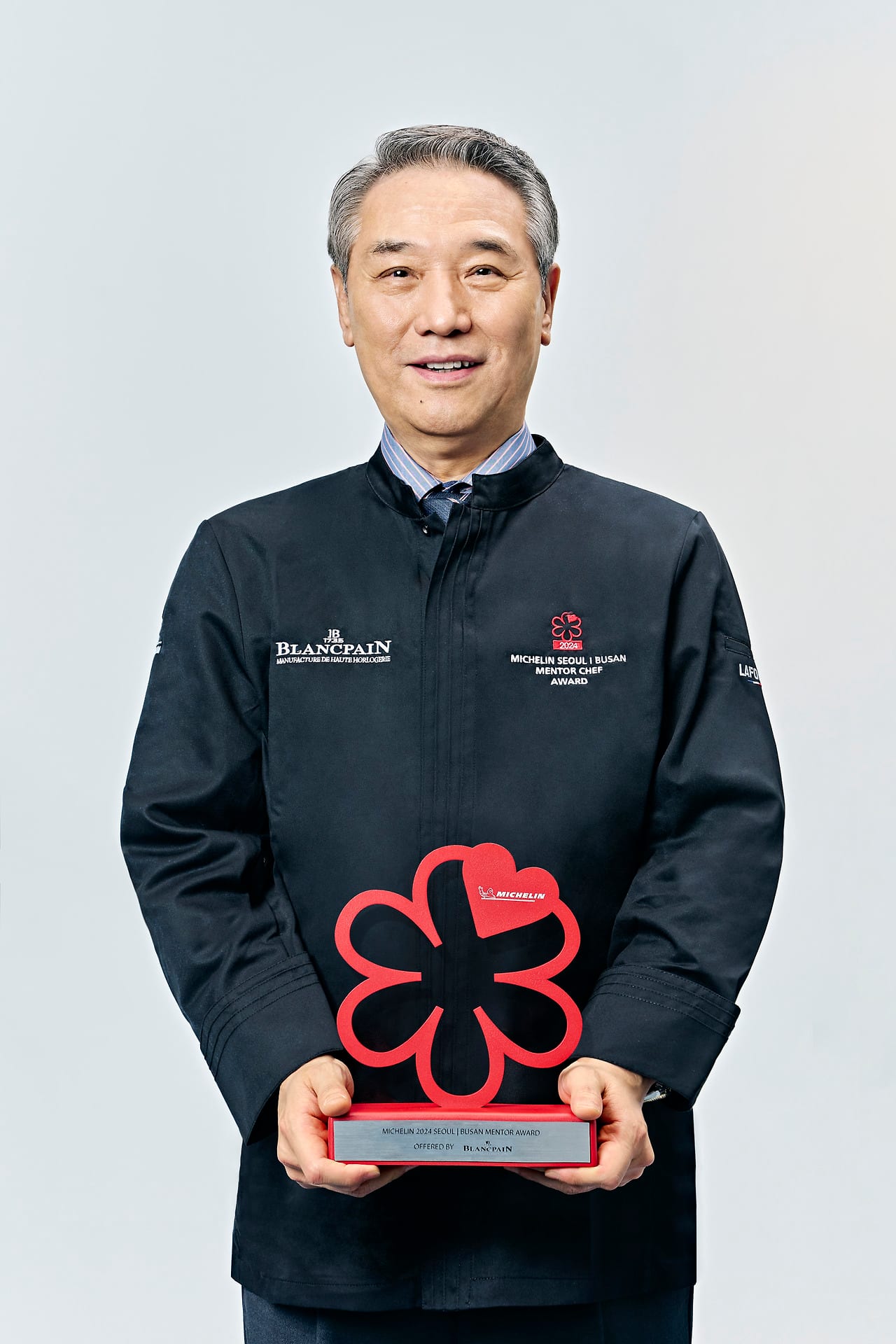 Chef Hu Deok Juk with the Michelin mentor award